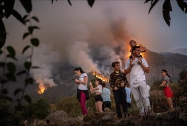 Thousands of tourists have been evacuated in northeastern Greece due to forest fires