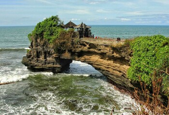 Индонезия отменяет тесты для привитых туристов