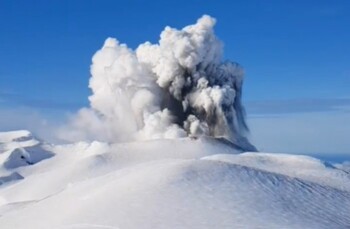 На Курильских островах проснулся вулкан Эбеко