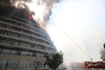 В Мармарисе из-за лесного пожара загорелся отель