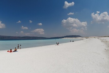 Туристам в Турции запретили купаться в популярном озере